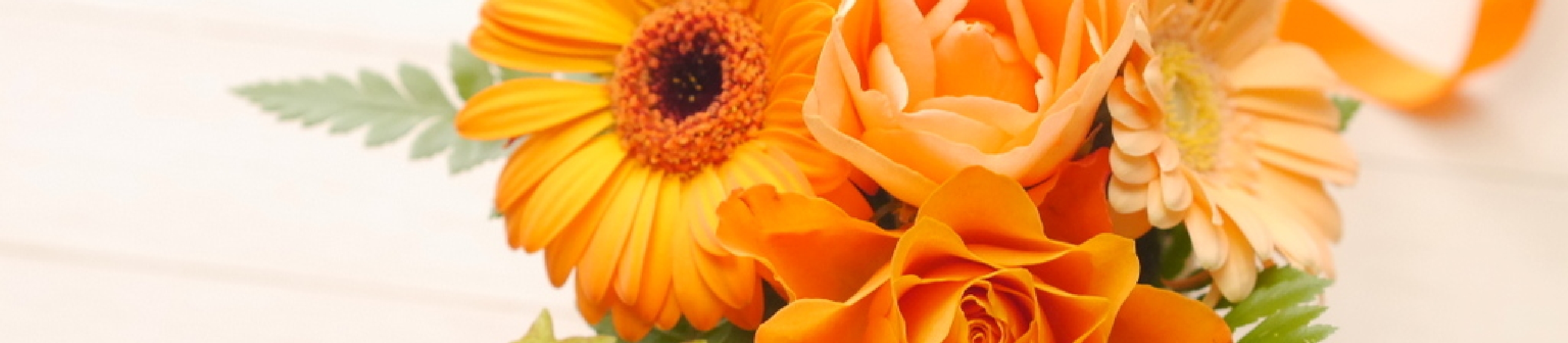 オレンジ色の花束の写真